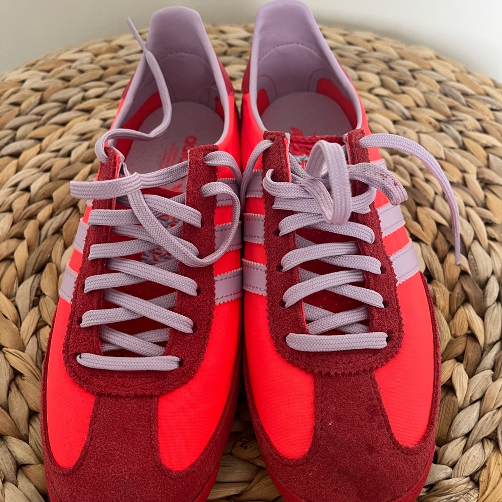 Adidas Women's Retro Style sneakers- like new!